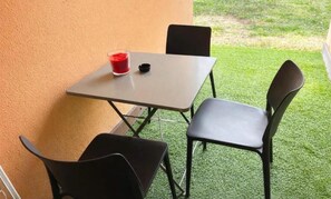 Outdoor dining - Apartment 78, Résidence Les hameaux de Saint-Cyprien, 5 minutes from the beach. (Lecci)