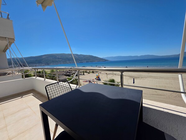 Apartamento família, sacada, vista para a praia | Opções para refeição ao ar livre