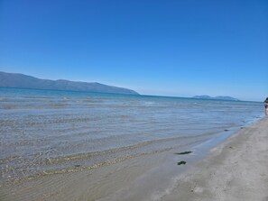 A la platja i para-sols per a la platja 