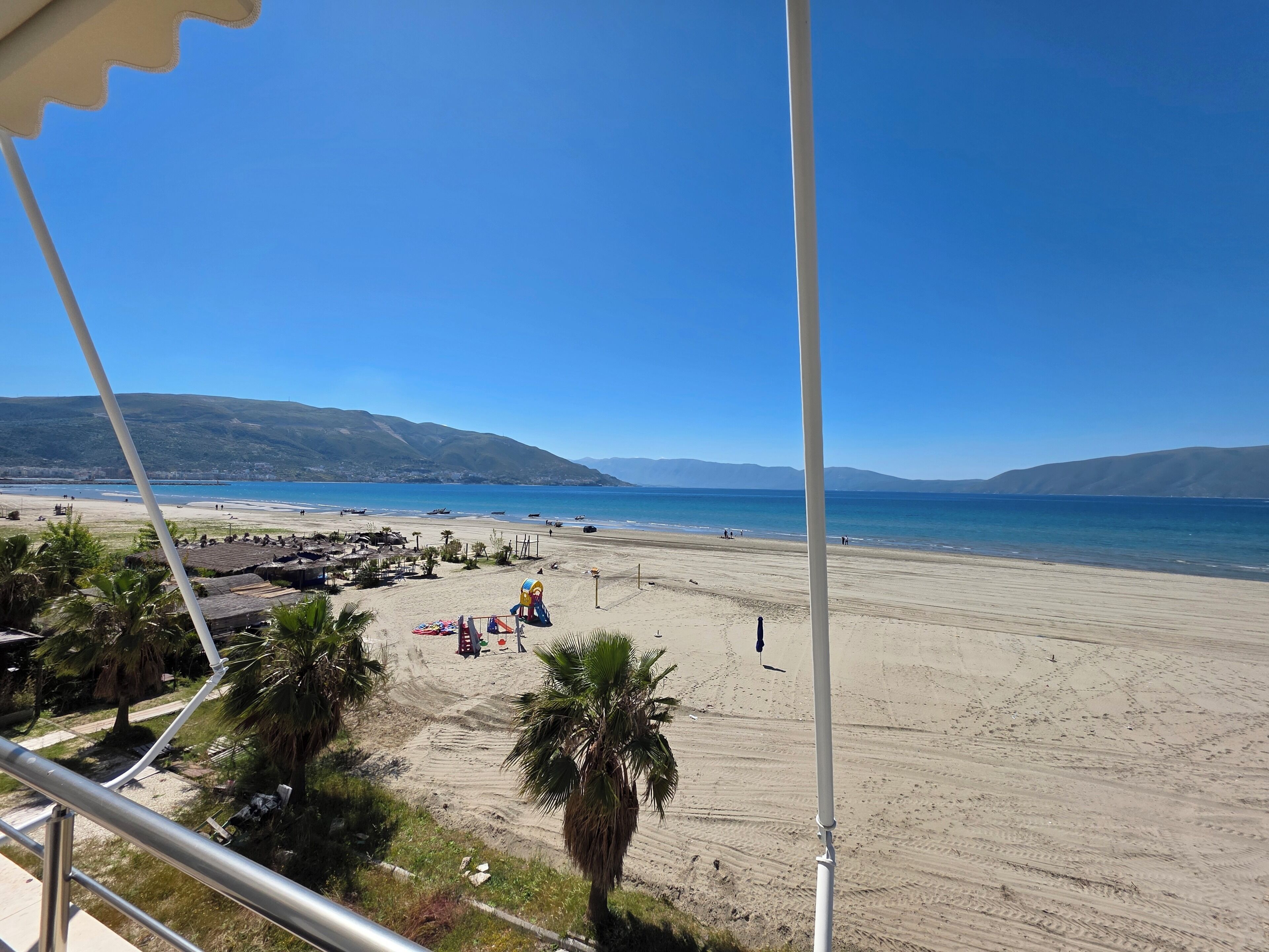 Familieleilighet, balkong, strandutsikt | Strand | På stranden og parasoller