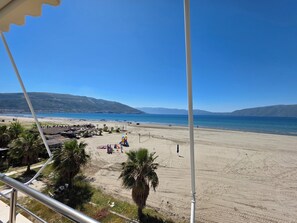 Apartament familiar, balcó, vistes a la platja | Platja | A la platja i para-sols per a la platja 