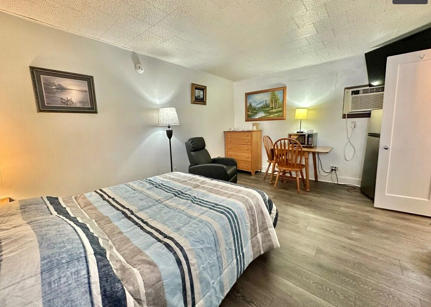 Double Room, 1 Queen Bed, Non Smoking | Desk, laptop workspace, free WiFi