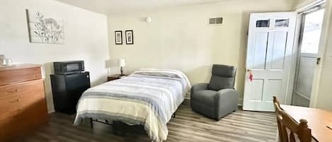 Double Room, 1 Queen Bed, Non Smoking | Desk, laptop workspace, free WiFi