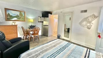 Double Room, 1 Queen Bed, Non Smoking | Desk, laptop workspace, free WiFi