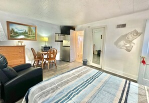 Double Room, 1 Queen Bed, Non Smoking | Desk, laptop workspace, free WiFi - Flora Motel (Flora)