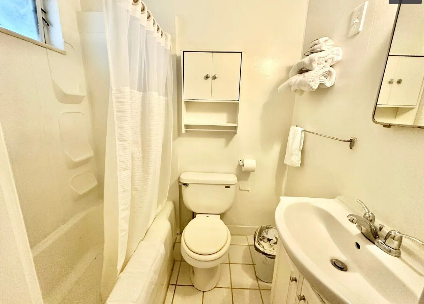 Combined shower/tub, free toiletries, towels, soap
