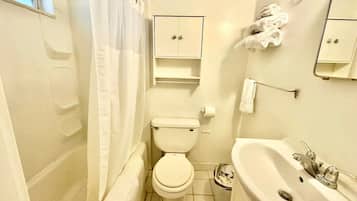Combined shower/tub, free toiletries, towels, soap