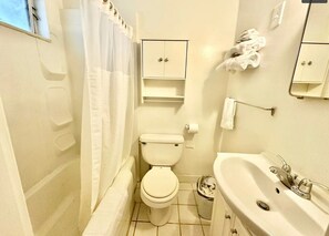 Combined shower/tub, free toiletries, towels, soap - Flora Motel (Flora)