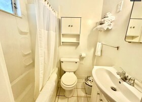 Bañera con ducha, artículos de tocador gratuitos, toallas, jabón