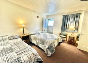 Habitación doble, 2 camas de matrimonio, no fumadores | Escritorio, espacio para trabajar con un portátil, wifi gratis