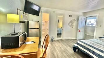 Double Room, 1 Queen Bed, Non Smoking | Desk, laptop workspace, free WiFi