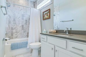 Shower, hair dryer, towels, shampoo - Brand New Retreat N Five Points・Near Downtown (Nashville)