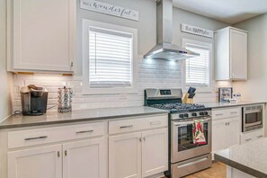 Fridge, microwave, oven, stovetop - Brand New Retreat N Five Points・Near Downtown (Nashville)