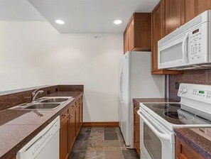 Fridge, microwave, oven, stovetop - Cozy 1-bedroom condo in wonderful Breckenridge across road from golf course! (Breckenridge)