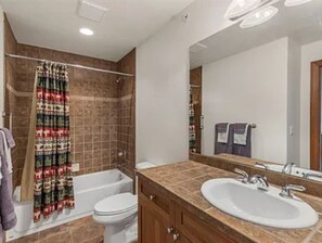 Hair dryer, towels - Cozy 1-bedroom condo in wonderful Breckenridge across road from golf course! (Breckenridge)
