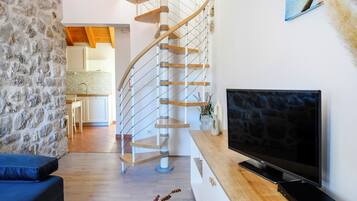 Apartment Festum 3 | Wohnbereich | 90-cm-Fernseher mit Satellitenempfang