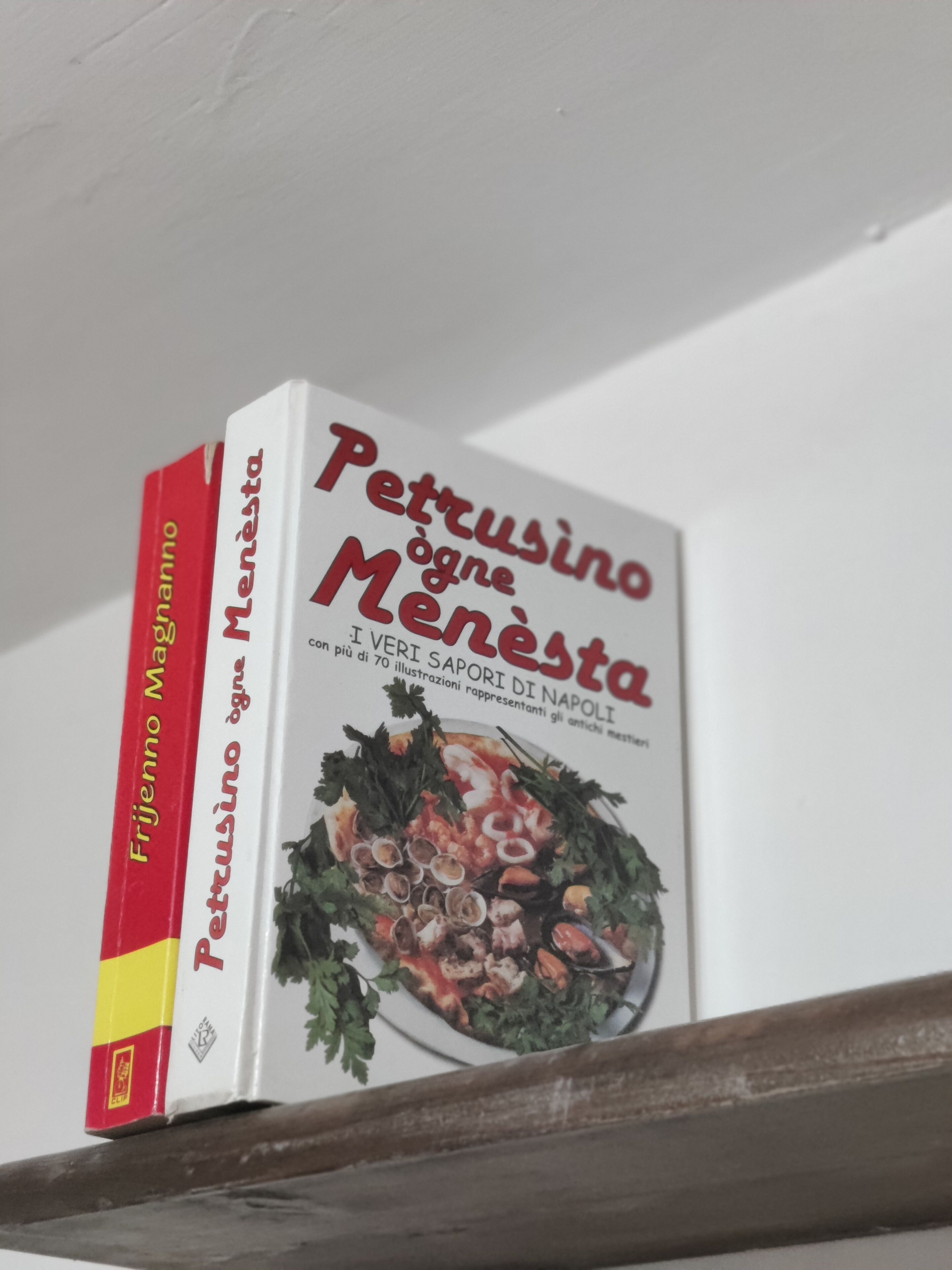 A cookbook titled 'Petrusino ogne Menesta' with a cover image of a dish.