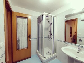 Bathroom - The Second Floor (Napoli)