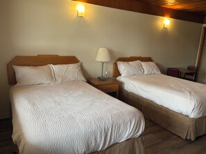 Standard Room | Desk, free WiFi - Casey's Inn (Lac du Bonnet)