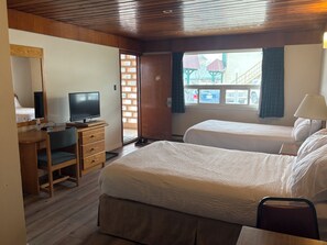 Standard Room | Desk, free WiFi - Casey's Inn (Lac du Bonnet)