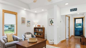 Un salón espacioso con chimenea, una estantería y un comedor.