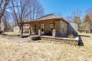 Exterior - Cottage Near Torch Lake | Downtown Alden (Alden)