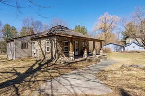 Exterior - Cottage Near Torch Lake | Downtown Alden (Alden)