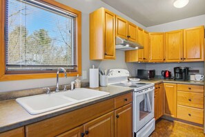 Fridge, microwave, oven, stovetop - Cottage Near Torch Lake | Downtown Alden (Alden)