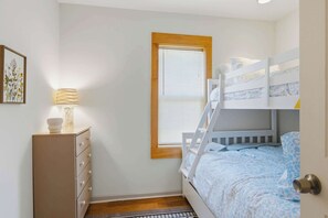 Desk, WiFi, bed sheets - Cottage Near Torch Lake | Downtown Alden (Alden)