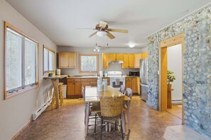 Dining - Cottage Near Torch Lake | Downtown Alden (Alden)
