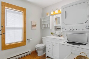 Shower, towels, shampoo - Cottage Near Torch Lake | Downtown Alden (Alden)
