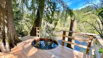 Outdoor spa tub