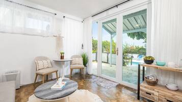 Deluxe Apartment, Pool View | Interior