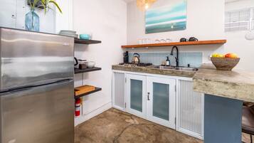 Deluxe Apartment, Pool View | Private kitchen