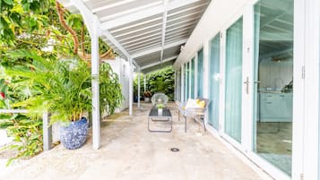 Apartemen Deluks, pemandangan kolam renang | Teras/patio