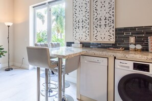 Kühlschrank, Mikrowelle, Herdplatte, Geschirrspüler