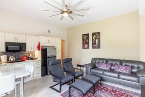 Smart TV - Poolside Boutique Guest House | Fort Lauderdale (Fort Lauderdale)