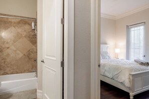 Shower, hair dryer, towels - Poolside Boutique Guest House | Fort Lauderdale (Fort Lauderdale)