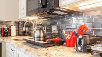 Fridge, microwave, stovetop, dishwasher