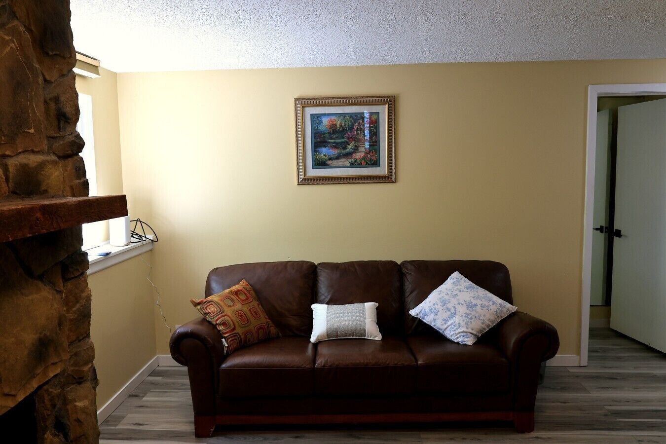 Serene & Stylish Living Space. - Eden Prairie, MN
