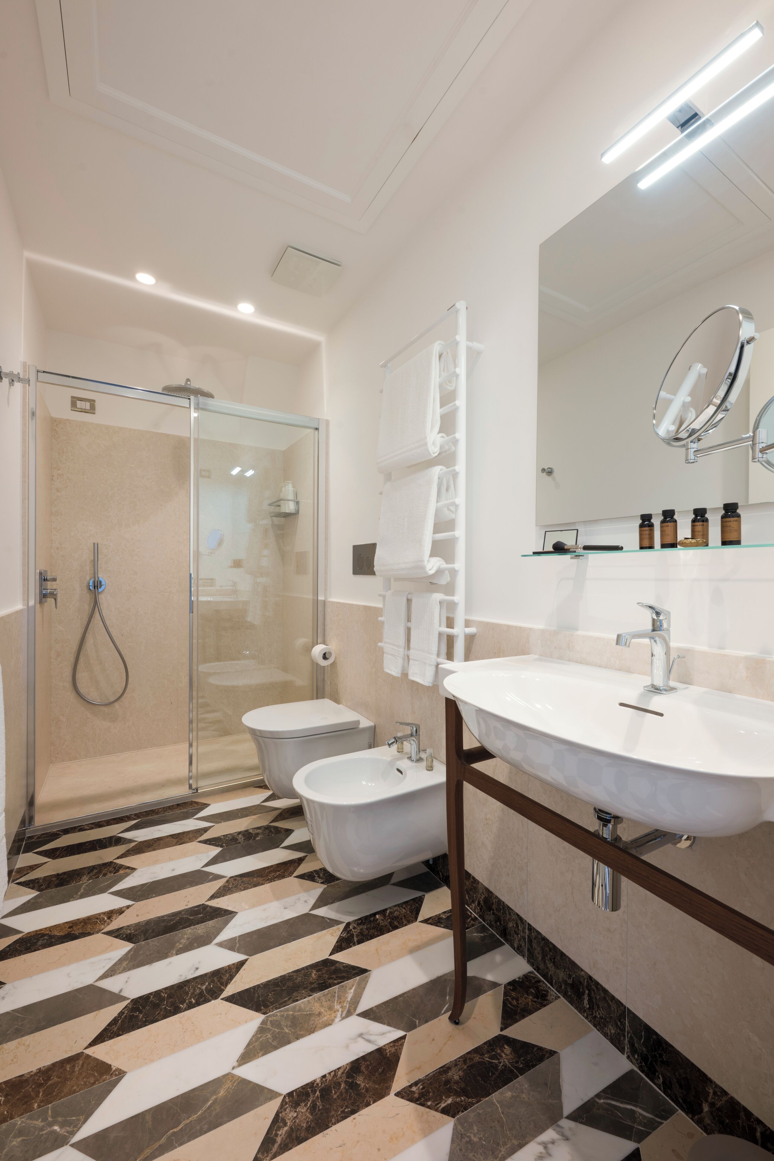 Panoramic-Suite, Balkon, Meerblick | Badezimmer | Hausschuhe