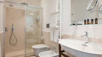 Suite panoramica, balcone, vista mare | Bagno | Pantofole