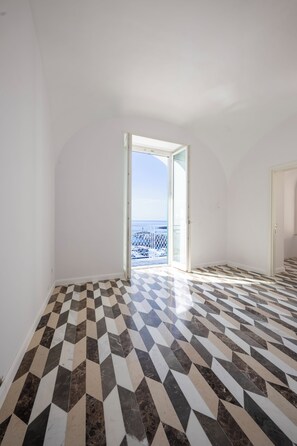 Panoramic-Suite, Balkon, Meerblick | Innenbereich
