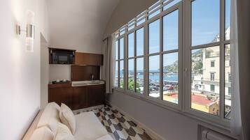 Appartamento panoramico, balcone, vista mare | Cucina privata