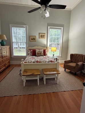 2 habitaciones, tabla de planchar con plancha, wifi y ropa de cama 