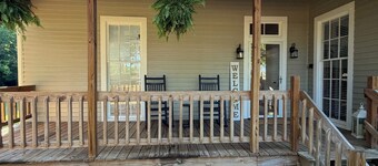 Charming 2-bedroom farmhouse in enchanting Americus with AC