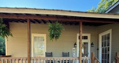 Charming 2-bedroom farmhouse in enchanting Americus with AC