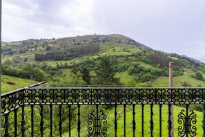 A scenic view of a green hillside with a metal railing in the foreground. - Vacation Home 'El Rincón De La Naturaleza' with Private Garden, Balcony and Wi-Fi (La Iglesia)