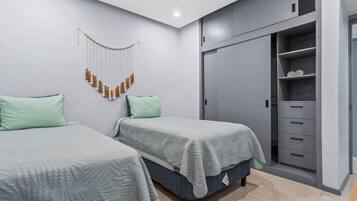 Escritorio, tabla de planchar con plancha, wifi gratis y ropa de cama