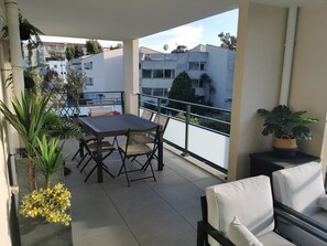 Outdoor dining - Cap Sud, Antibes: Quiet 2-Bedroom Apartment with Pool and Parking (Antibes)